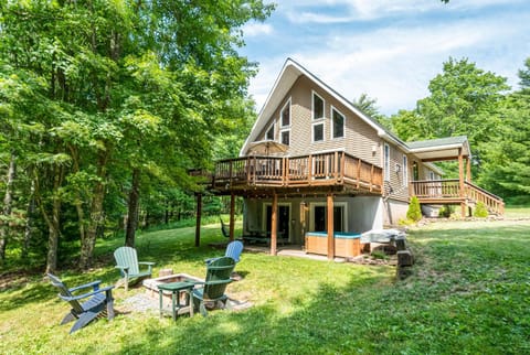Property building, Natural landscape, Hot Tub, Balcony/Terrace, Seating area, Garden view