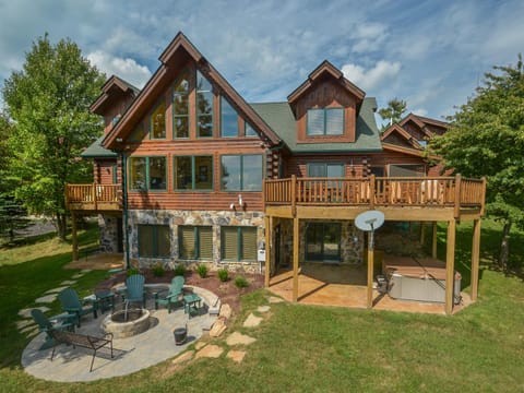 Property building, Patio, Facade/entrance, Natural landscape, Garden, Hot Tub, Balcony/Terrace, Seating area