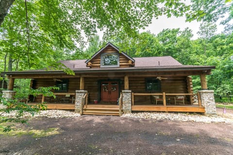 Property building, Facade/entrance, Natural landscape, Garden view, Parking