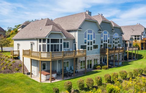 Property building, Patio, Facade/entrance, Garden, Balcony/Terrace