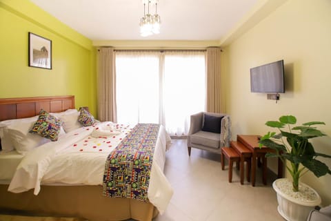 Bed, TV and multimedia, Seating area
