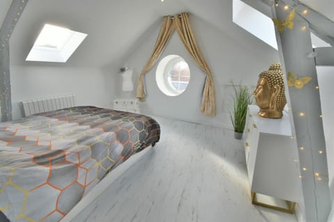 Bed, Photo of the whole room, Decorative detail, Bedroom