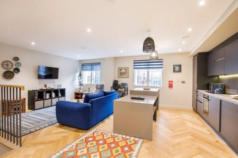 TV and multimedia, Coffee/tea facilities, Kitchen or kitchenette, Living room, Dining area