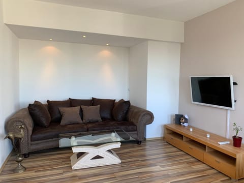 Communal lounge/ TV room, TV and multimedia, Living room, Seating area, Evening entertainment