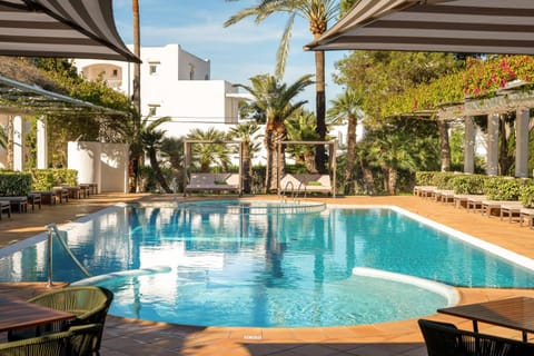Shower, Garden, Dining area, Swimming pool