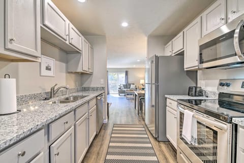 Branson Condo with Balcony Near Silver Dollar City Apartment in Branson