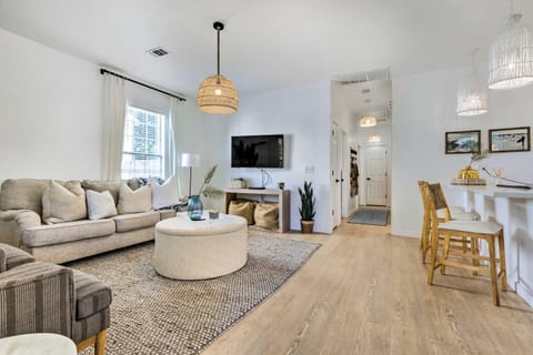 Modern and Chic Gulfport Escape Walk to Beach! House in Gulfport