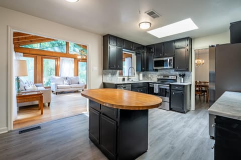 Enjoy This Roomy Cabin Style 5BR With A Pool Table Cabin in Marietta