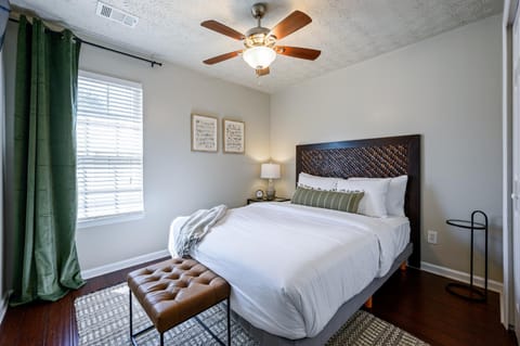 Stay In This Chic Townhome Near Olde Rope Mill House in Woodstock