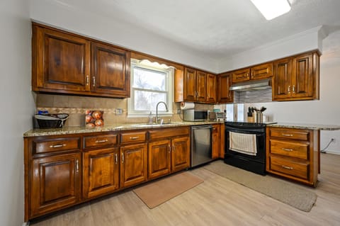 2 Story Home With Sunroom & Cozy Deck Close To KSU House in Kennesaw