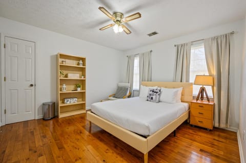 2 Story Home With Sunroom & Cozy Deck Close To KSU House in Kennesaw