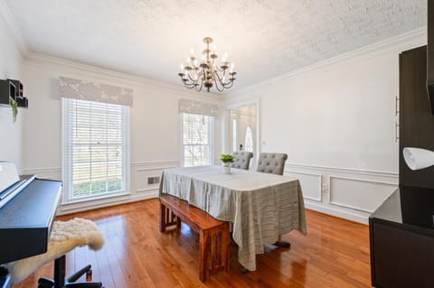 2 Story Home With Sunroom & Cozy Deck Close To KSU House in Kennesaw