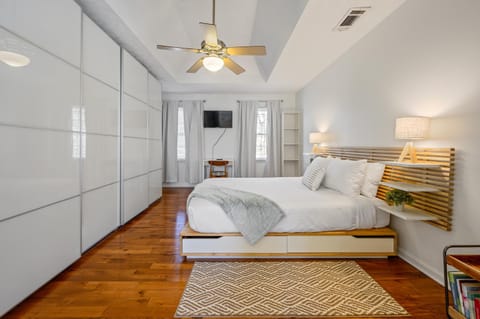 2 Story Home With Sunroom & Cozy Deck Close To KSU House in Kennesaw