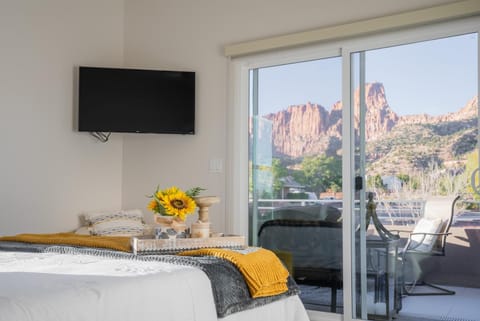 Property building, Bed, Natural landscape, TV and multimedia, View (from property/room), Balcony/Terrace, Bedroom, Mountain view