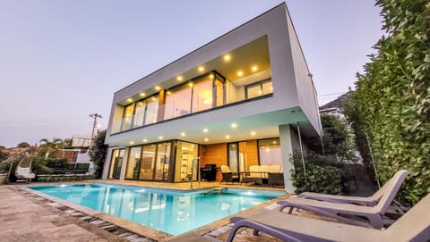 Property building, Day, Pool view, Swimming pool, Swimming pool, sunbed