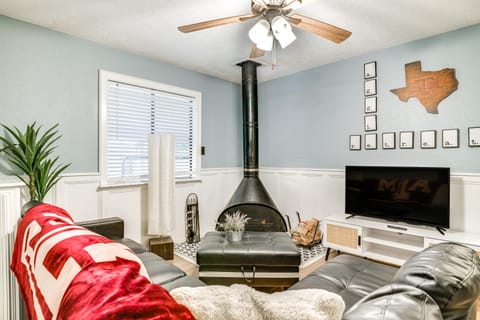 Aggie Game Day Retreat about 1 Mi to Texas A and M! House in College Station