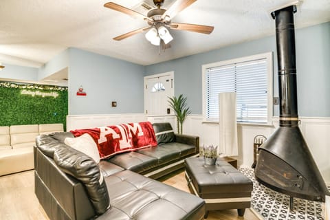 Aggie Game Day Retreat about 1 Mi to Texas A and M! House in College Station