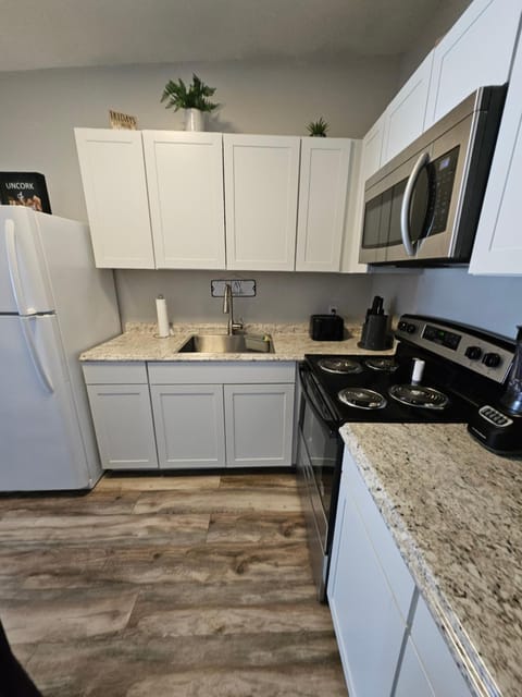 Spacious 3 bedroom Condo Close to Weirs Beach!! Apartment in Laconia