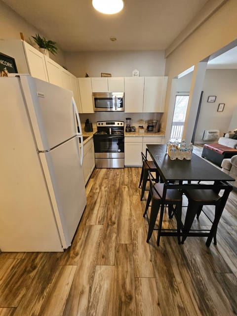 Spacious 3 bedroom Condo Close to Weirs Beach!! Apartment in Laconia