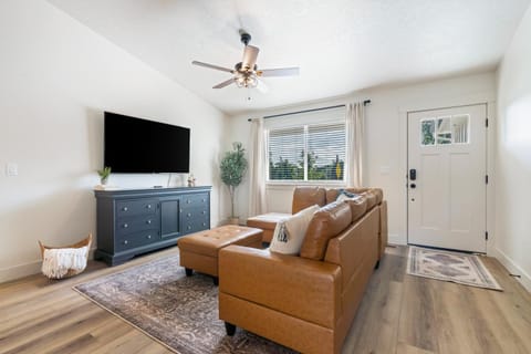 Facade/entrance, TV and multimedia, Family, fireplace