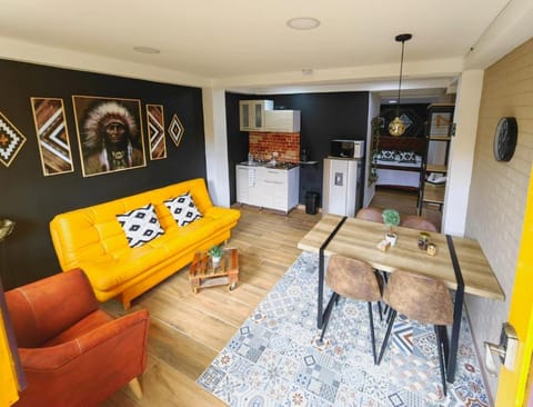 Kitchen or kitchenette, Seating area, Dining area