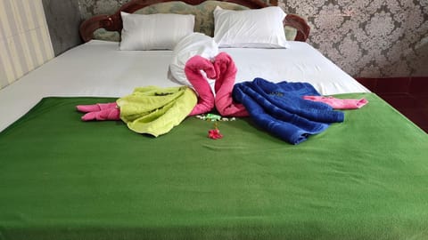 Bed, Bedroom, towels