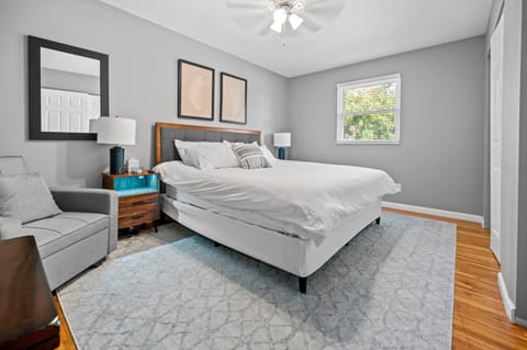 Bed, Photo of the whole room, Bedroom