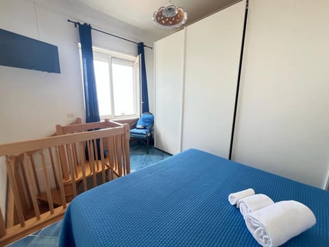 Bed, TV and multimedia, Photo of the whole room, Bedroom, towels