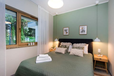 Bed, Decorative detail, Bedroom, heating, towels