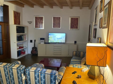 Communal lounge/ TV room, TV and multimedia, Kitchen or kitchenette, Living room, Seating area