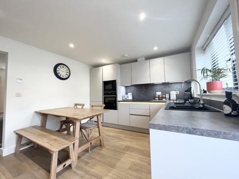 Exceptional 3 bedroom home in Penzance~New~Seaside House in Penzance