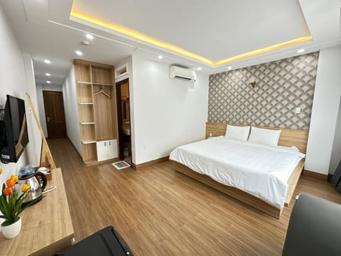 Bed, TV and multimedia, Photo of the whole room, Seating area, Bedroom, air conditioner