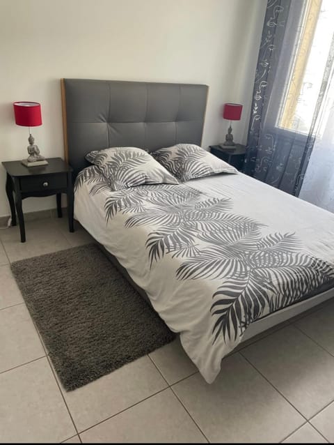 Studio à 300 m de la gare de Mantes-la-Jolie Apartment in Île-de-France