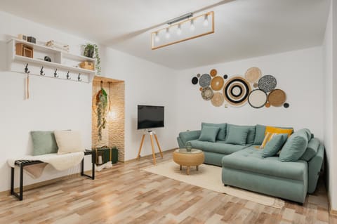 Communal lounge/ TV room, TV and multimedia, Living room, Seating area, Evening entertainment