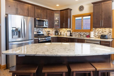 Beautiful 7 BEDROOM, 3 gathering areas, pool table, hot tub, and huge deck with 360-degree views!! House in Wildernest