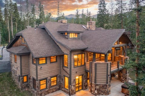 Expansive elegance at base of Peak 8, 6 en-suites, 9 fireplaces, game tables, hot tub! House in Breckenridge