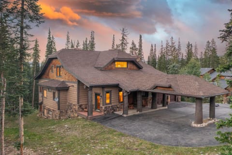 Expansive elegance at base of Peak 8, 6 en-suites, 9 fireplaces, game tables, hot tub! House in Breckenridge