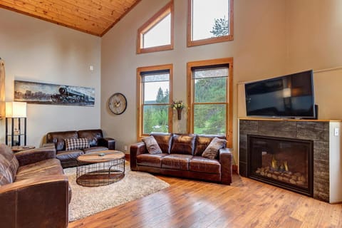 Gorgeous updated mountain home just minutes from the slopes, private hot tub, pool table! House in Blue River