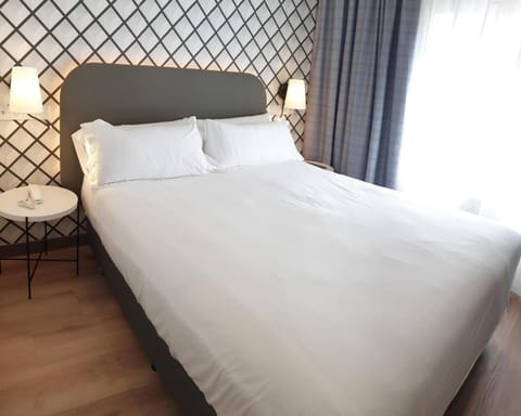 Bed, Photo of the whole room, Decorative detail