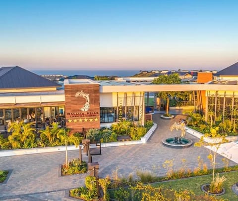Property building, Restaurant/places to eat, Natural landscape, Swimming pool, Breakfast