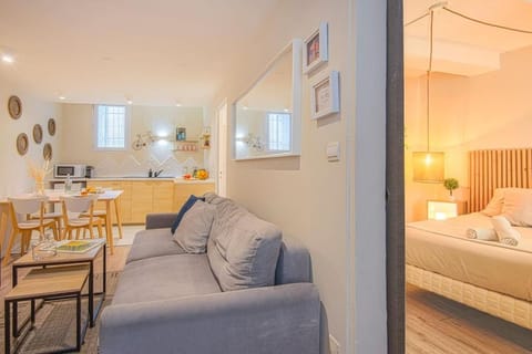 Bed, Kitchen or kitchenette, Living room, Seating area, Dining area, Bedroom