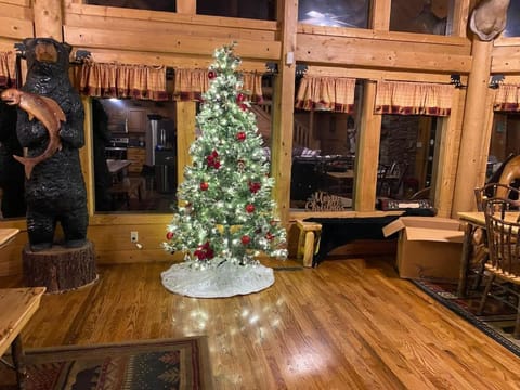 Beautiful 6 bdr cabin with hot tub in the Smokies! Cabin in Pigeon Forge