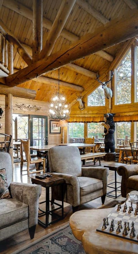 Beautiful 6 bdr cabin with hot tub in the Smokies! Cabin in Pigeon Forge