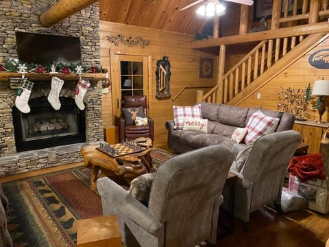 Beautiful 6 bdr cabin with hot tub in the Smokies! Cabin in Pigeon Forge