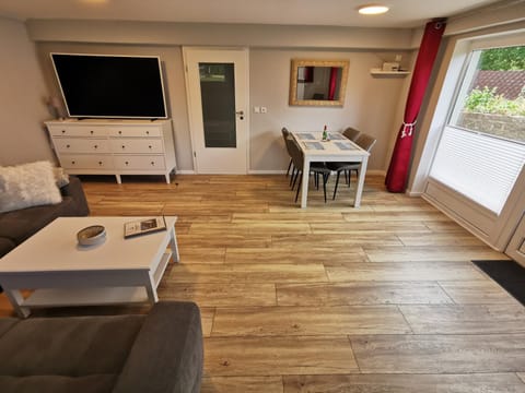 TV and multimedia, Living room, Seating area, Dining area