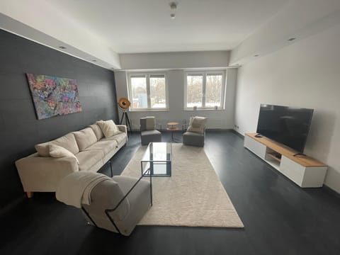 Communal lounge/ TV room, TV and multimedia, Living room, Seating area, Evening entertainment