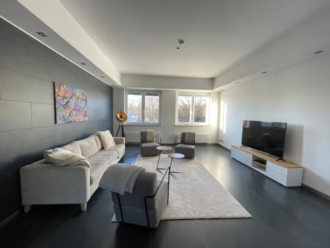 Communal lounge/ TV room, TV and multimedia, Living room, Seating area, Evening entertainment