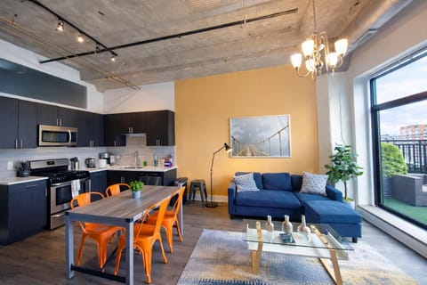 Luxury 3BR Spacious Suite Sleeps 8 Guests with Patio, Skyline View, Optional Parking and Gym Access Near McCormick Place and Lakefront Apartment in South Loop