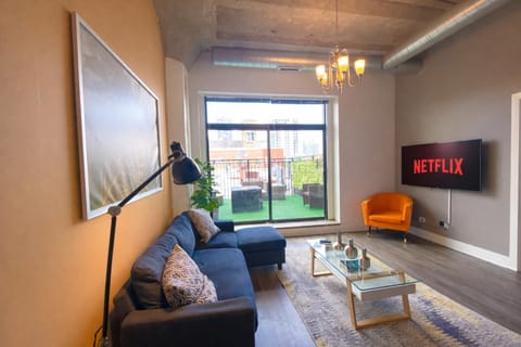 Luxury 3BR Spacious Suite Sleeps 8 Guests with Patio, Skyline View, Optional Parking and Gym Access Near McCormick Place and Lakefront Apartment in South Loop