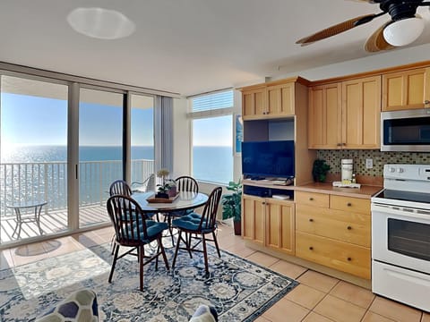 TV and multimedia, View (from property/room), Balcony/Terrace, Kitchen or kitchenette, Seating area, Dining area, Sea view, microwave, oven, stove, air conditioner
